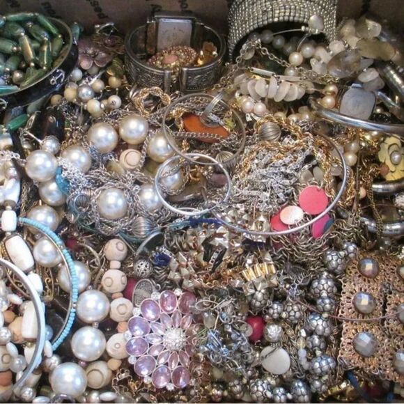 1 LB UNSEARCHED MYSTERY Jewelry LOT Wearable Necklaces Earrings Bracelets & MORE - Picture 8 of 11